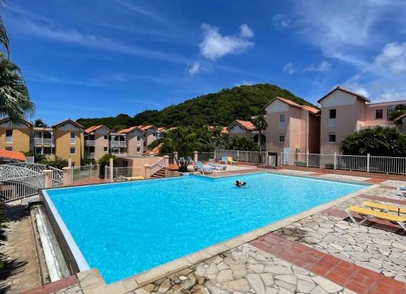 T2 spacieux, confort, piscine & plage à Sainte-Anne