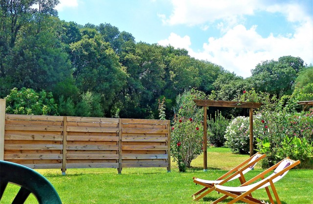 F3 tranquilo con amplio jardín, aire acondicionado, wifi y barbacoa.