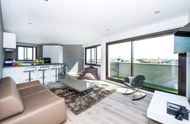T3 2 bedrooms renovated top floor