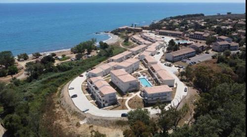 T3 Corse vue mer. pieds dans l'eau N164