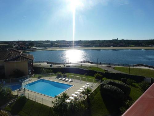 T3 Duplex avec Terrasse, Piscine et Parking à Vieux-Boucau - FR-1-379-115