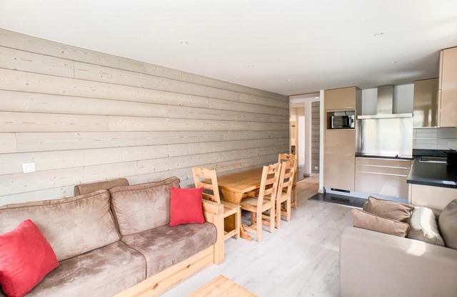 T3 rénové lumineux, ski aux pieds, balcon sud, proche commerces et pistes, 9 couchages, Tignes. - FR-1-502-477