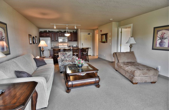 Condominio 1BD / 1BA en el campo de golf de Tagalong con vista al lago Red Cedar