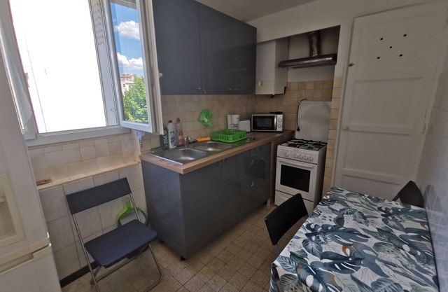T4 Apartment with sunny balcony near St Charles Marseille station