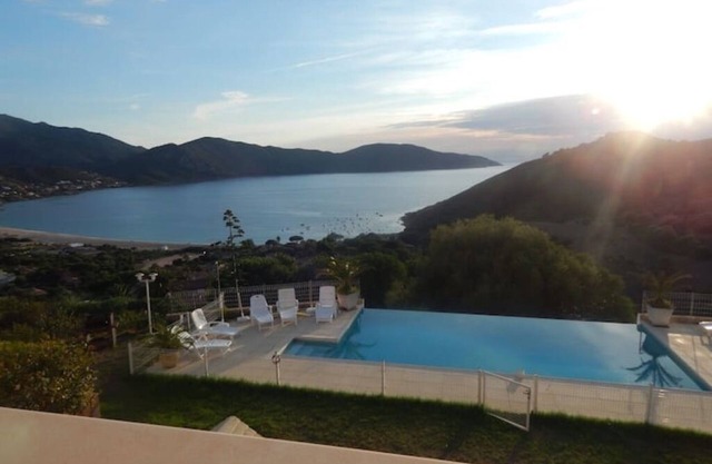 T4 GOLFE DE LAVA BORD DE MER AVEC PISCINE