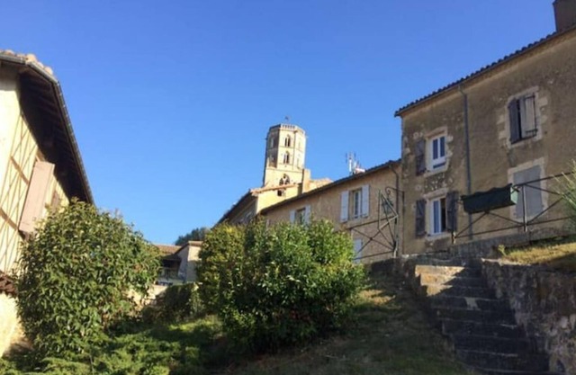 T4 house in the heart of a Gers village