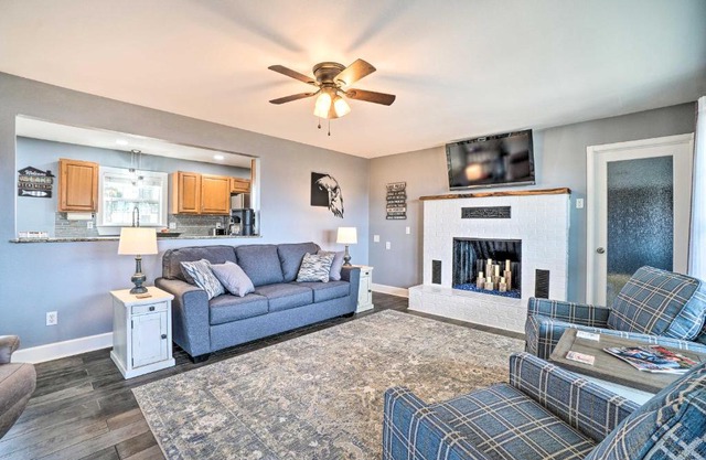 Table Rock Lake Home - Fire Pit and Lake Views!