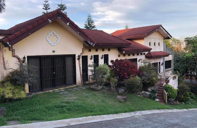 Tagaytay BNR Guesthouse 4BR With Balcony 12-14 Guest