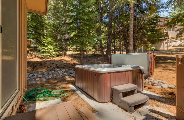 Impresionante casa de 4 dormitorios con jacuzzi en Tahoe Paradise-South Lake Tahoe
