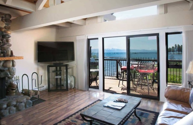 Condominio de lujo frente al lago para una relajación total