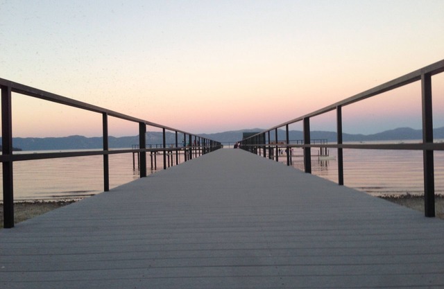 TAHOE LAKEFRONT + Walk a Tahoe City Pier + w / Boyas y Pier Operador / Pool / Tenis