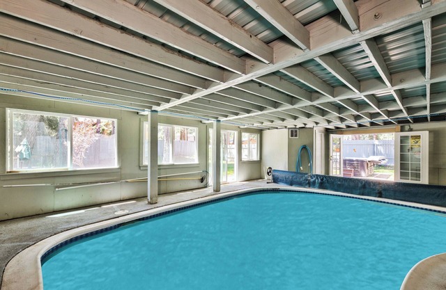 Piscina, 3 habitaciones, 2 baños, bañera de hidromasaje, en el río, barbacoa para niños y perros, patio, terraza trasera,