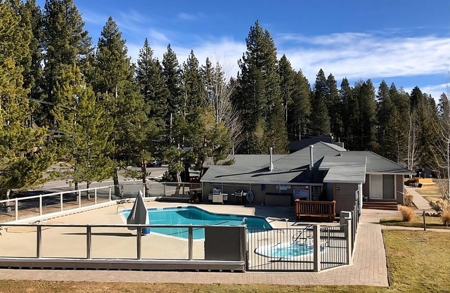 Tahoe Vista Paradise! Kitchenette, Free Parking, Outdoor Pool, Private Beach!