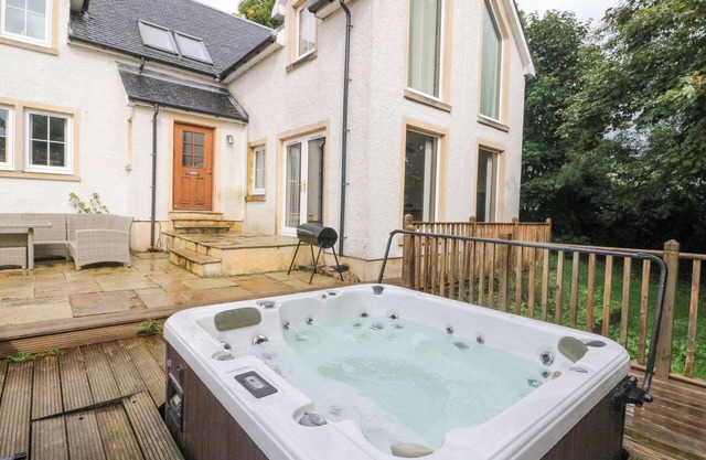 TAIGHEAN ANNDRA, pet friendly, with hot tub in Killin