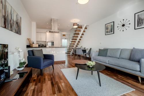 Tailored Stays - Flamsteed Duplex Apartment