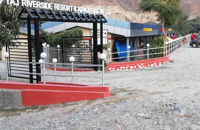 Taj Riverside Resort & Adventure ofrece Resort, Food & Adventure River Rafting