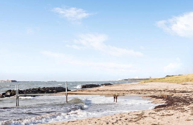 Take advantage of the proximity to the sandy beach in this practical vacation home.