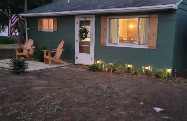 Take it easy at this unique and tranquil getaway. Small, yet simple cottage.