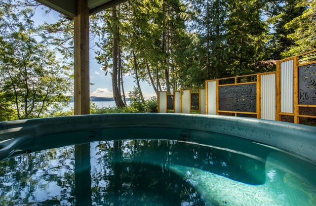 Tall Cedars Beach House - Frente al mar con bañera de hidromasaje