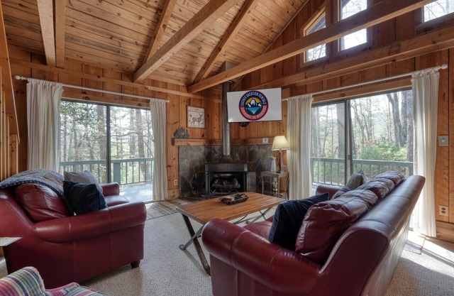 Tall Pines - A cozy cabin in North GA mountains w/hot tub and mountain views!