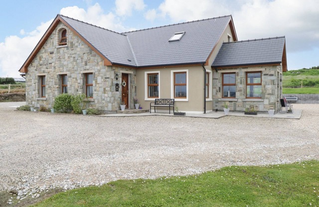 TALLAGH ROAD, pet friendly, with open fire in Belmullet, County Mayo