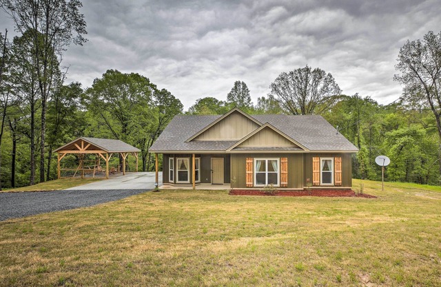 Tallassee Creekside Cabin w/ Forest Views!