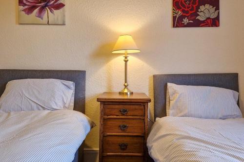 Tallis House, Sleeps 5, near City Centre, Free Parking, Long or Short Stays - by NMB Property