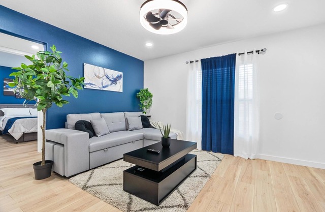 Tampa Bay Gem: 2BR Modern Apartment Hideaway