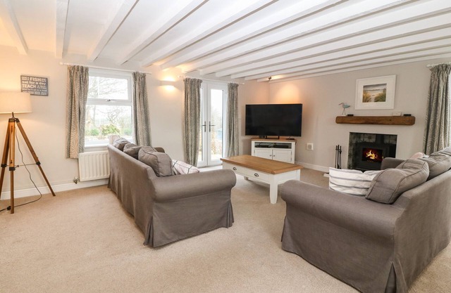 TAN RALLT, pet friendly, luxury holiday cottage in Trearddur Bay