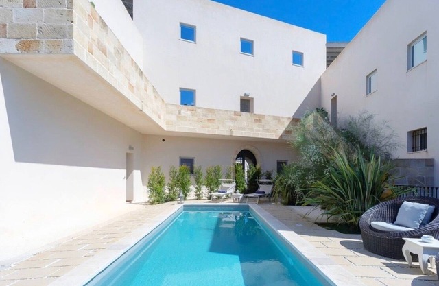 moderno apartamento con jardín privado, aire acondicionado y WI-FI, 2 habitaciones dobles