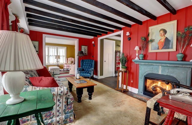 Tannery Brook Cottage: Jardín en terrazas con patio, cascada y pozo de fuego.