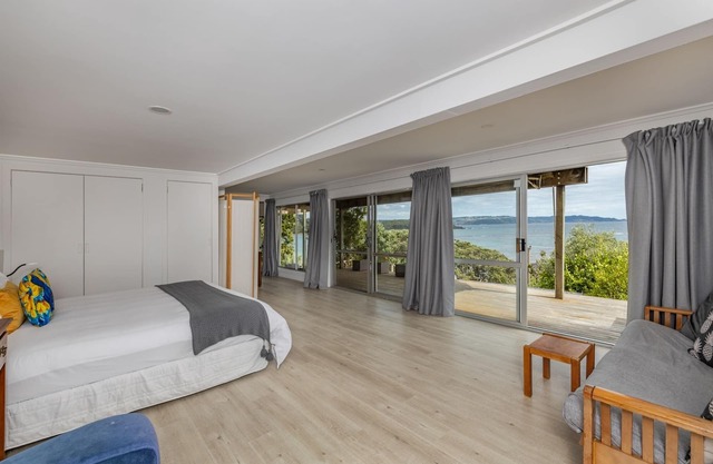 Tapuaetahi Beachfront Studio - Downstairs Unit