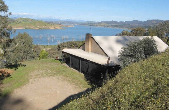 Tara - Overlooking Lake Eildon