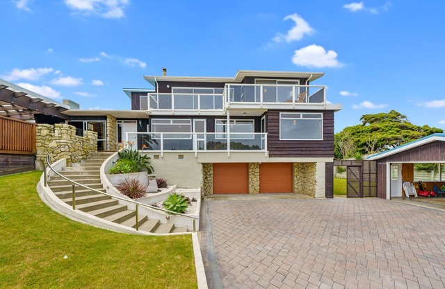 TASSY - ?TAKI BEACH HOLIDAY HOME, pet friendly in Otaki Beach