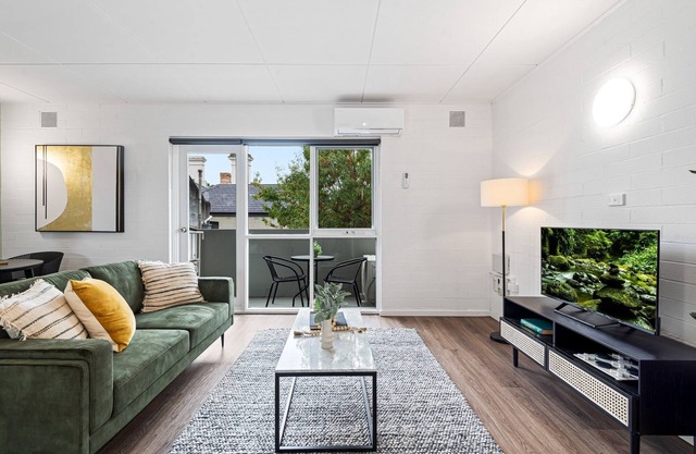 Tasteful 1-Bed Apartment with Balcony Seating