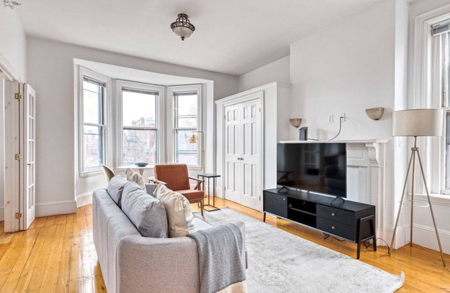 Tasteful Back Bay 1BR, steps from Newbury & T, by Blueground