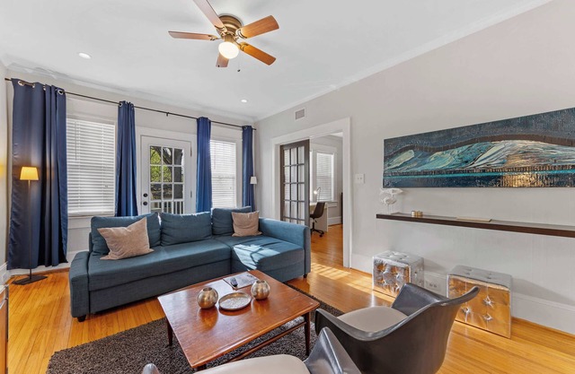 800 Magnolia #4:Vibrant 2BR near Uptown w/ Balcony