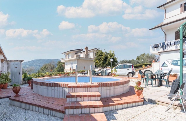 Elegante casa de vacaciones en Priverno con jardín