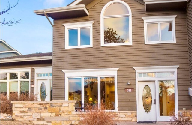 Tasteful lofted condo, ideal for couples--private hot tub and mountain views!