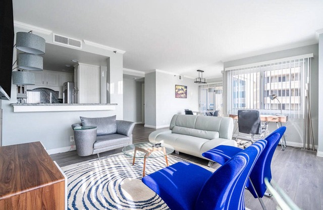Tasteful Long Beach 2BR, nr Bars, Groceries & Beach, by Blueground