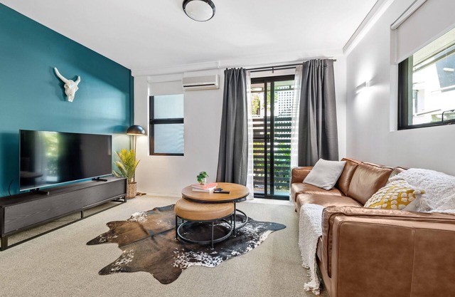Tasteful Teneriffe! ~ 1Bed, 1Bath, 1Car, Balconies