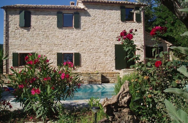 Casa de piedra renovada con buen gusto y piscina en una ubicación absolutamente tranquila