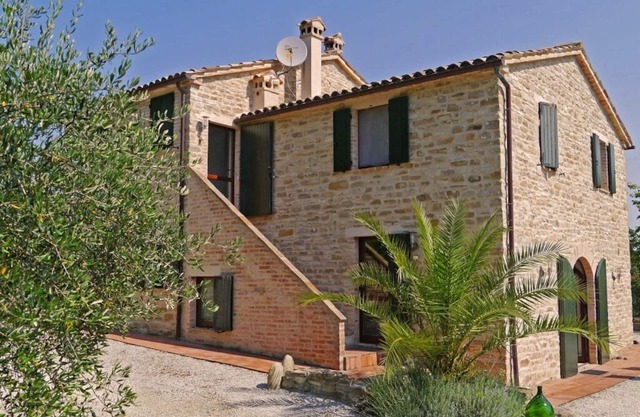 Casa de piedra renovada con buen gusto y piscina en una ubicación absolutamente tranquila