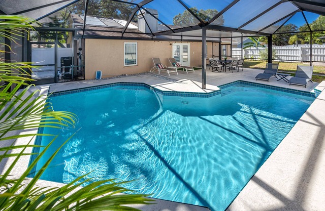 Tastefully updated, Heated Pool, 10 min to Beach!
