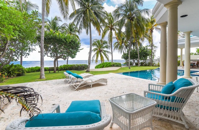 Tatenda: Spacious, Beachfront Villa with Private Pool, & Balcony Suites