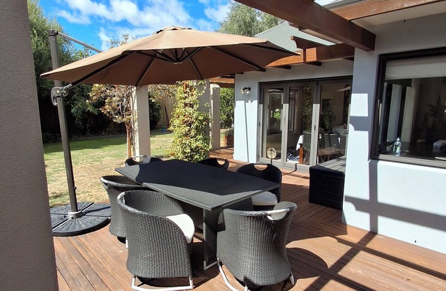 Taupo on your doorstep! A lovely home in walking distance to lake and town.