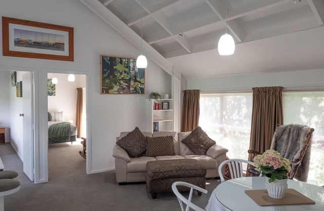 Tawa Retreat - Wellington Holiday Home