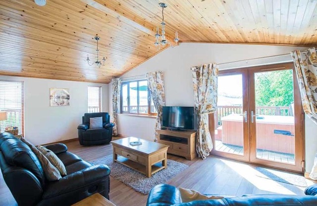 Tawny Lodge with Hot Tub near Cupar Fife