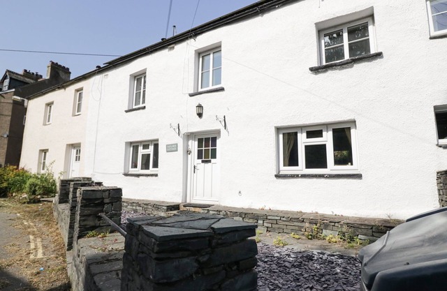 TAYLOR'S COTTAGE, pet friendly, character holiday cottage in Keswick