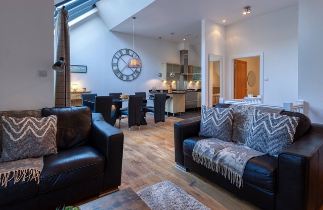 Tayside (no hot tub) - sleeps 6 guests in 3 bedrooms